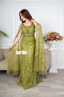 فستان سهرة ماكسي ضيق مطرز بأكمام كيب كموني