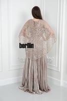 فستان سهرة ذهبي بتصميم مزين بكاب دانتيل أنيق وطيات...