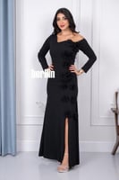 فستان بأكتاف مكشوفة زهور بارزة لون اسود