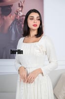 فستان ابيض كريمي بتطريز ترتر لامع تصميم أنيق بحزام...