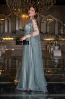 فستان سهرة طيف الزمرد بكاب تول مطرّز وزهور ثلاثية