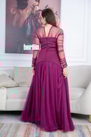 فستان سهرة ارجواني طويل أنيق بتصميم فاخر وتطريزات...