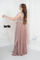 فستان سهرة مميز بتطريز وبأكمام كيب تل لون لحمي