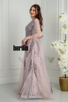 فستان سهرة طويل وردي بتطريز بنفسجي داكن وأكمام كيب