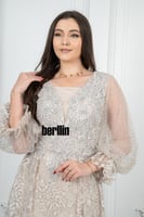 فستان سهرة بيج بتصميم ملكي تطريزات براقة أكمام شفا...