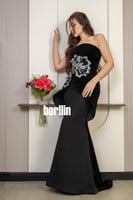 فستان سهرة أسود أنيق بتصميم سترابلس وتطريز فضي فاخ...