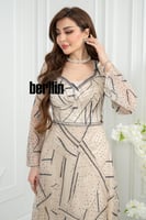 فستان بيج هندسي مطرز بأكمام شفافة وحزام لامع