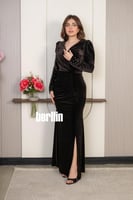 فستان سهرة مخمل بني بتفاصيل لامعة وقصة درابيه أنيق...