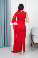 فستان طويل بتصميم ملتوي وبأكمام كيب لون احمر