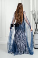 فستان سهرة أزرق ملكي مطرّز بتفاصيل براقة وأكمام شف...