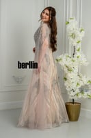 فستان سهرة طويل نيود بتطريز فضي كثيف وأكمام كيب طو...