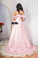 فستان ميكادو وردي بتطريز فخم