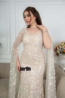 فستان سهرة ماكسي ضيق مطرز بأكمام كيب بيج