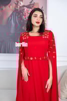 فستان أحمر طويل بأكمام كيب مزينة بكريستال