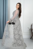 فستان سهرة فضي بتصميم ملكي تطريزات براقة أكمام شفا...