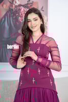 فستان سهرة ارجواني طويل أنيق بتصميم فاخر وتطريزات...