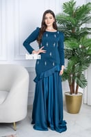 فستان بترولي طويل بتصميم أنيق مع تطريزات كرستال فا...