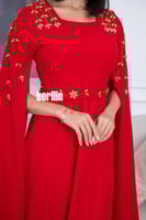 فستان أحمر طويل بأكمام كيب مزينة بكريستال