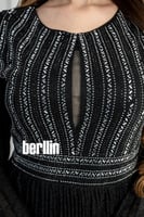 فستان بليسية بأكمام كيب مفتوحة مزين بالفصوص لون اس...