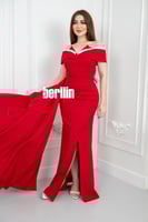 فستان أحمر بأكتاف مكشوفة ولمسة بيضاء بتصميم شق أما...