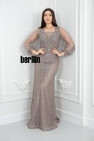 فستان سهرة أنيق لحمي غامق مطرز مع أكمام شفافة منفو...