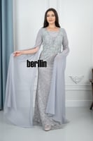 فستان سهرة طويل بأكمام كيب مطرز ومزين بالفصوص لون...