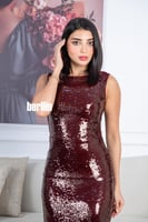 فستان سهرة خمري مرصع بالترتر، بقصة ضيقة مميز بورد...