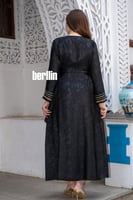 جلابية سوداء أنيقة بخطوط ذهبية فاخرة