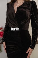 فستان سهرة مخمل بني بتفاصيل لامعة وقصة درابيه أنيق...