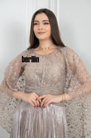 فستان سهرة ذهبي بتصميم مزين بكاب دانتيل أنيق وطيات...