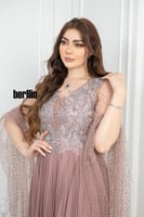 فستان سهرة مميز بتطريز وبأكمام كيب تل لون لحمي