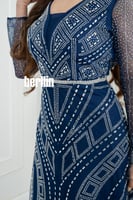 فستان سهره كحلي مطرز بنمط هندسي وأكمام شفافة