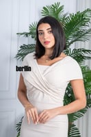 فستان ناعم مميز بأسلوب الكروس لون عاجي