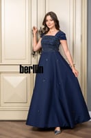 فستان طويل مطرز بياقة مربعة