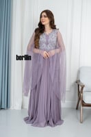 فستان سهرة مميز بتطريز وبأكمام كيب تل لون موف