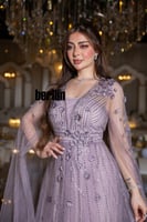 فستان سهرة بنفسجي بكاب تول مطرّز وزهور ثلاثية