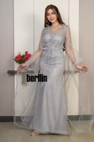 فستان سهرة فضي لامع بتصميم أنثوي وأكمام تول منسدلة