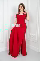 فستان أحمر بأكتاف مكشوفة ولمسة بيضاء بتصميم شق أما...