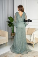 فستان سهرة ماكسي مطرز بأكمام شفافة لون تيفاني