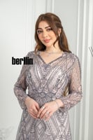 فستان سهرة بنقشة فهد مطرّز بتفاصيل فاخرة وأكمام شف...