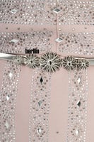 فستان سهره مطرز بأكمام بف لون لحمي فاتح