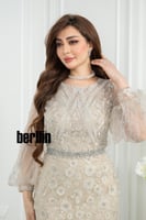 فستان سهرة شامبانيا مطرز بزهور خرزية وأكمام بلون س...