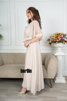 فستان سهرة طويل بحافة واسعة واكمام كيب لون بيج