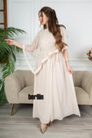 فستان سهرة طويل بحافة واسعة واكمام كيب لون بيج