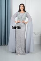 فستان سهرة طويل بأكمام كيب مطرز ومزين بالفصوص لون...