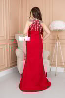 فستان سهرة بياقة هالتر كريستاليه لون احمر