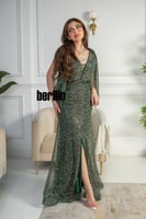 فستان سهرة ماكسي مطرز بأكمام شفافة لون اخضر زمردي