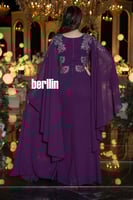 فستان سهرة طويل بنفسجي مطرز بالفضي مع أكمام كاب ان...