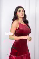 فستان مخمل يتميز بقصة مائلة في الصدر وبقصة كلوش لو...