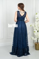 فستان سهرة كحلي مطرز بنقوش أوراق لامعة بدون أكمام